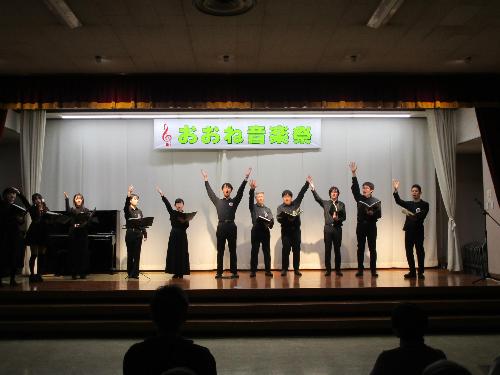 ステージの上で合唱団が歌っている