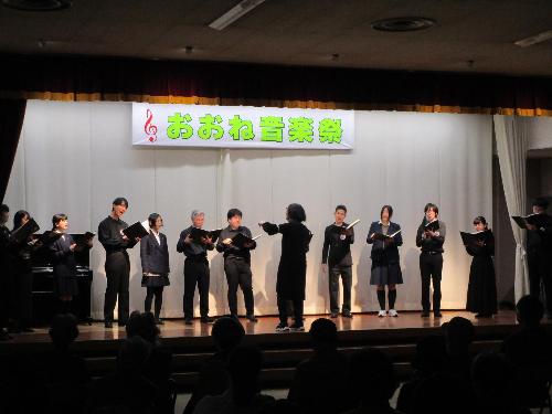 ステージの上で合唱団が歌っている