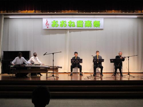 ステージ上で琴(2人)と尺八(3人)の演奏をしている