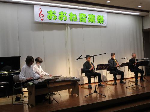 ステージ上で琴(2人)と尺八(3人)の演奏をしている