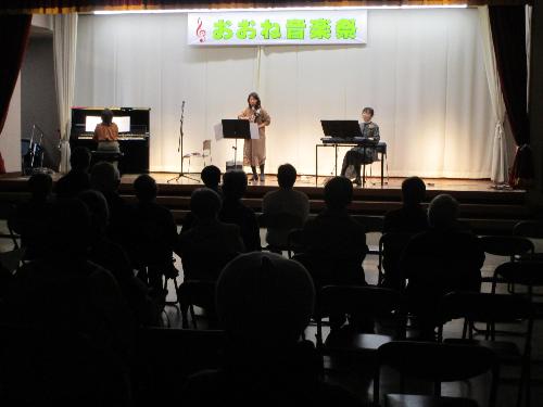 ステージ上で女性3名がそれぞれピアノ、キーボード、ピアニカ演奏を披露している