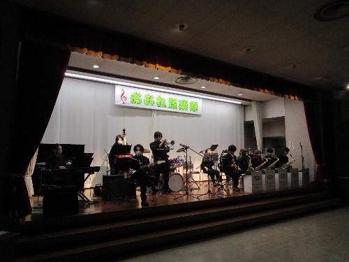 ステージ上で十数名がジャズ演奏を披露している