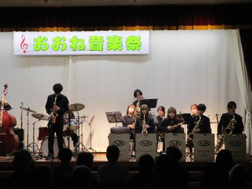 ステージ上で十数名がジャズ演奏を披露している