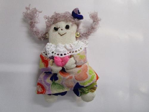 和布で作った女の子のブローチ