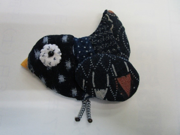 和布で作った鳥のブローチ