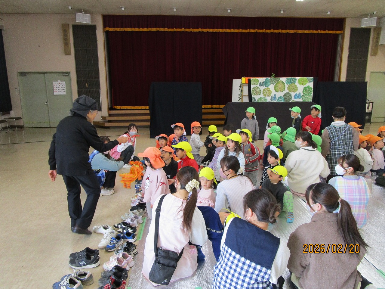 操り人形劇を大勢の子供たちが見ている