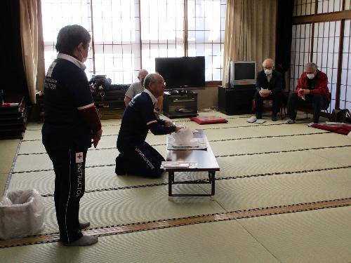 講師が数名の大人に講義をしている様子