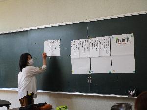 講師が黒板に貼った資料で説明をしている。