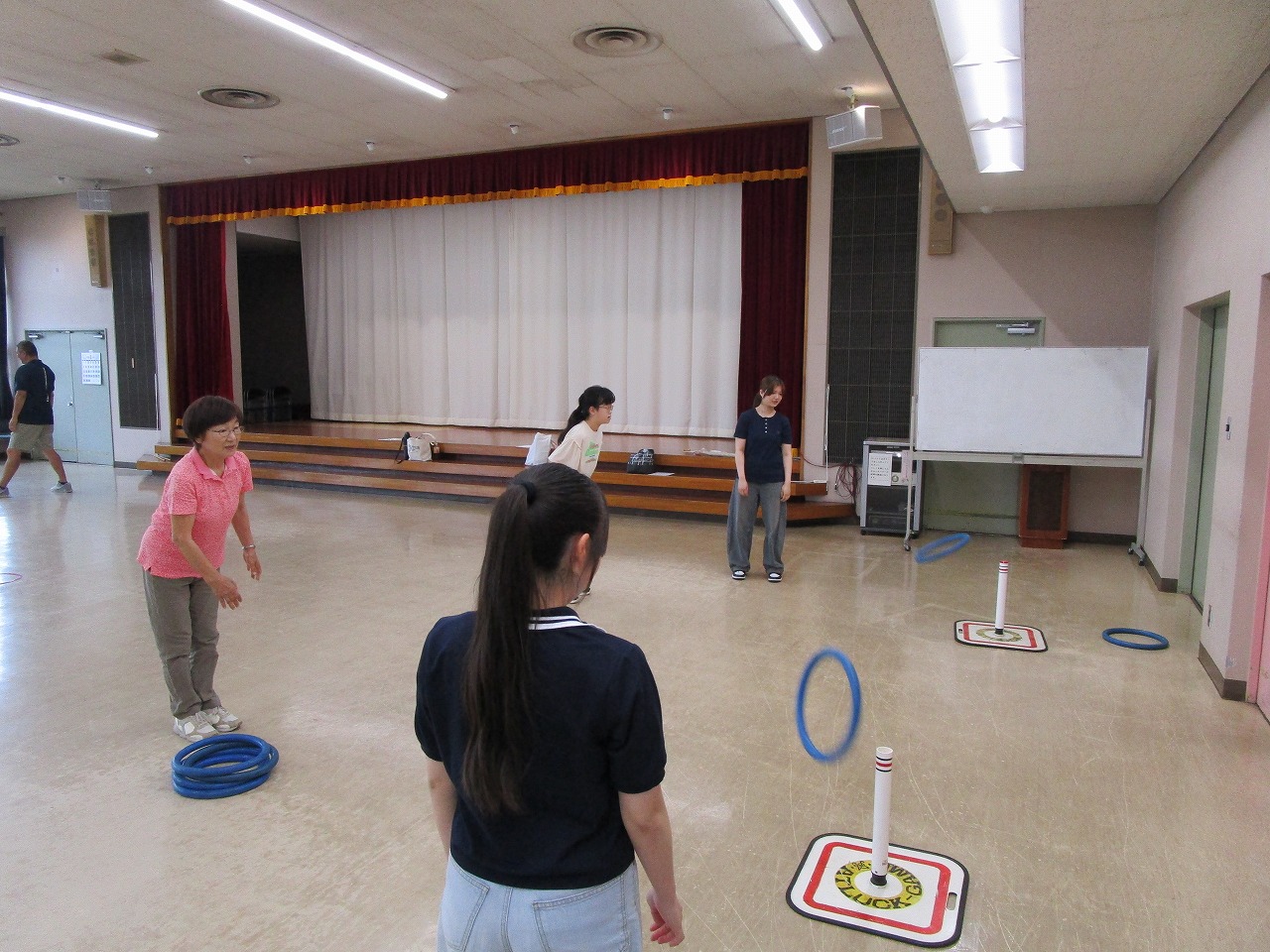 2組のアトラックゲームがあり、それぞれでゲームを楽しんでいる人と見ている人がいる。
