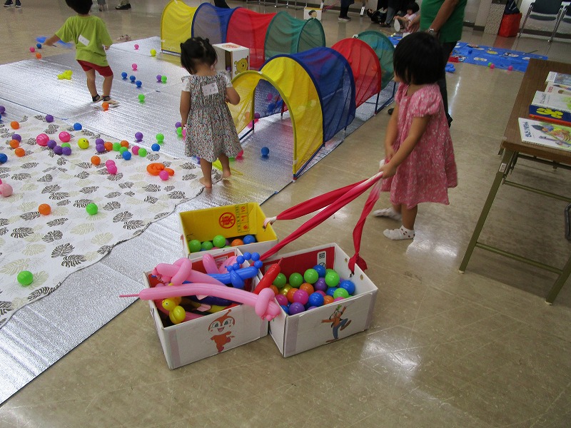 子ども達数人がボールやバルーンアート等で遊んでいる様子