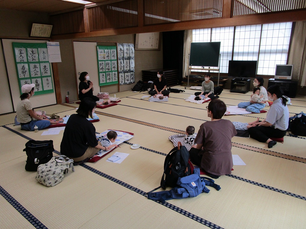 7組の母子が講師の説明を聞いている様子