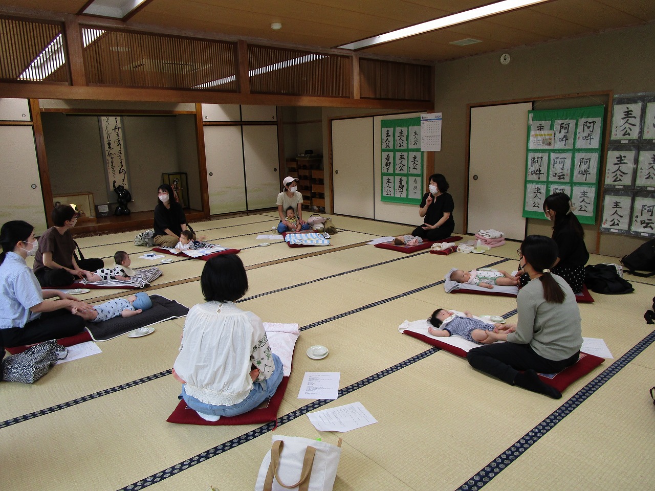 7組の母子が講師の説明を聞いている様子
