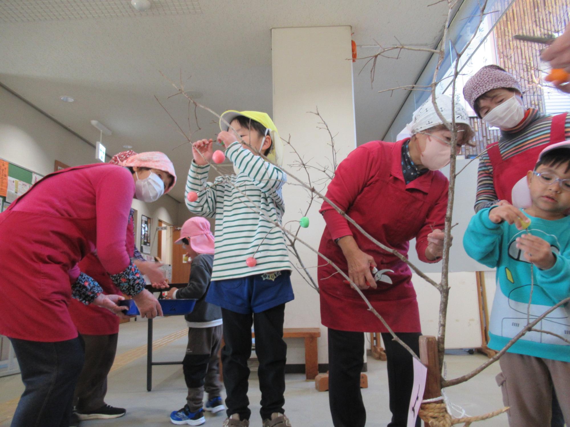 上幼稚園児による団子飾り1