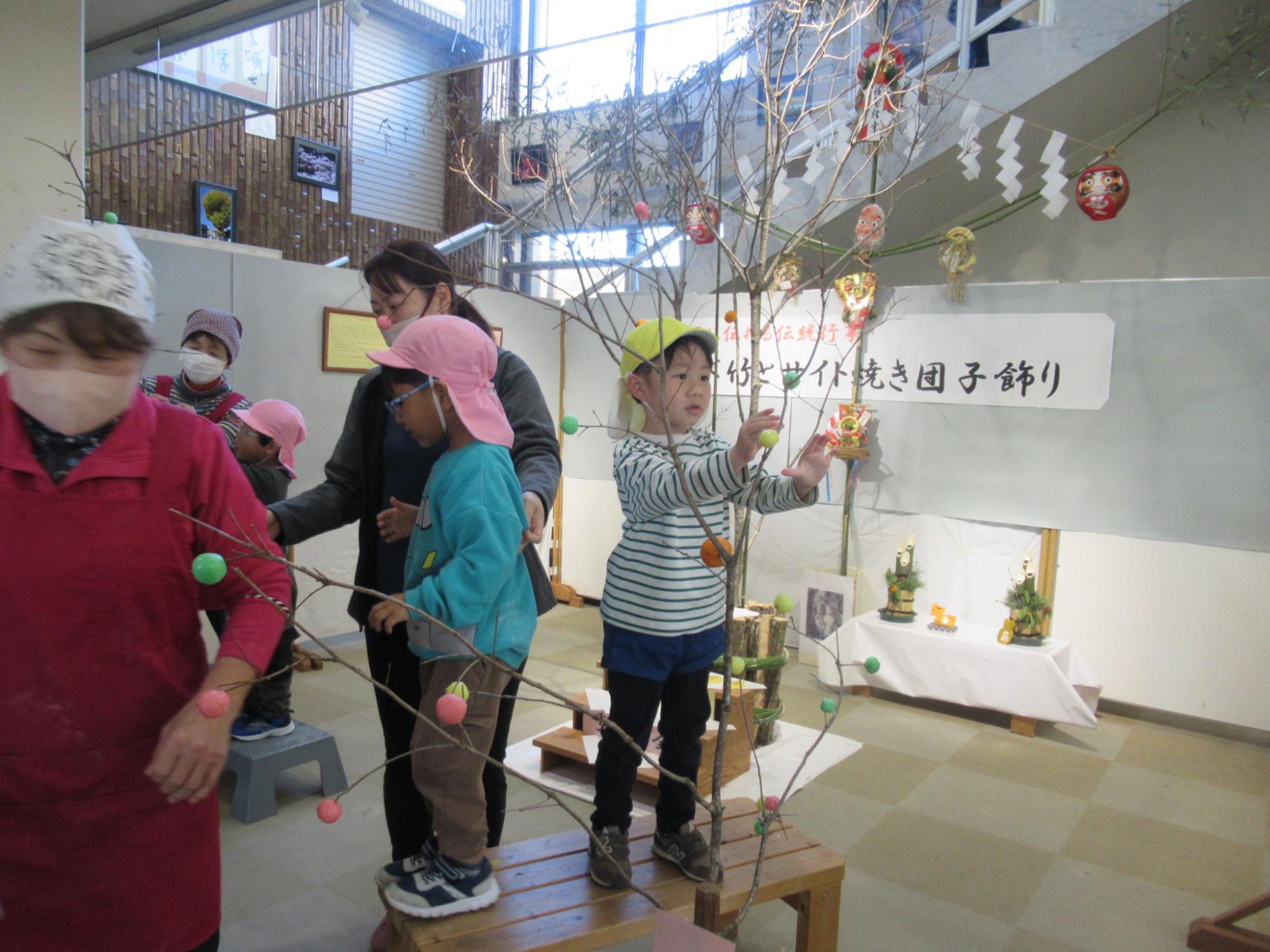 上幼稚園児による団子飾り2