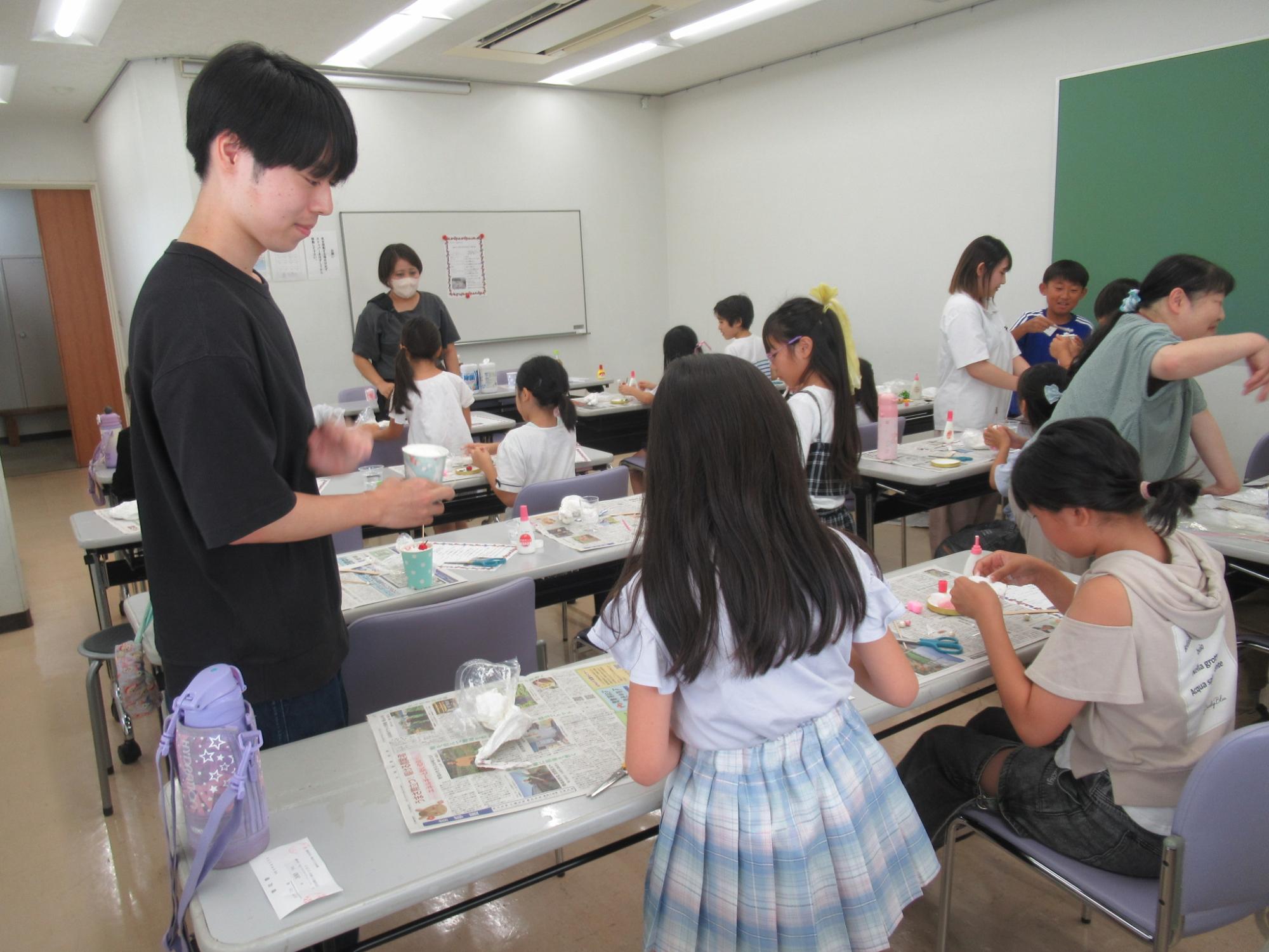 夏休み子ども工作教室「スイーツデコのメモスタンド作り」1