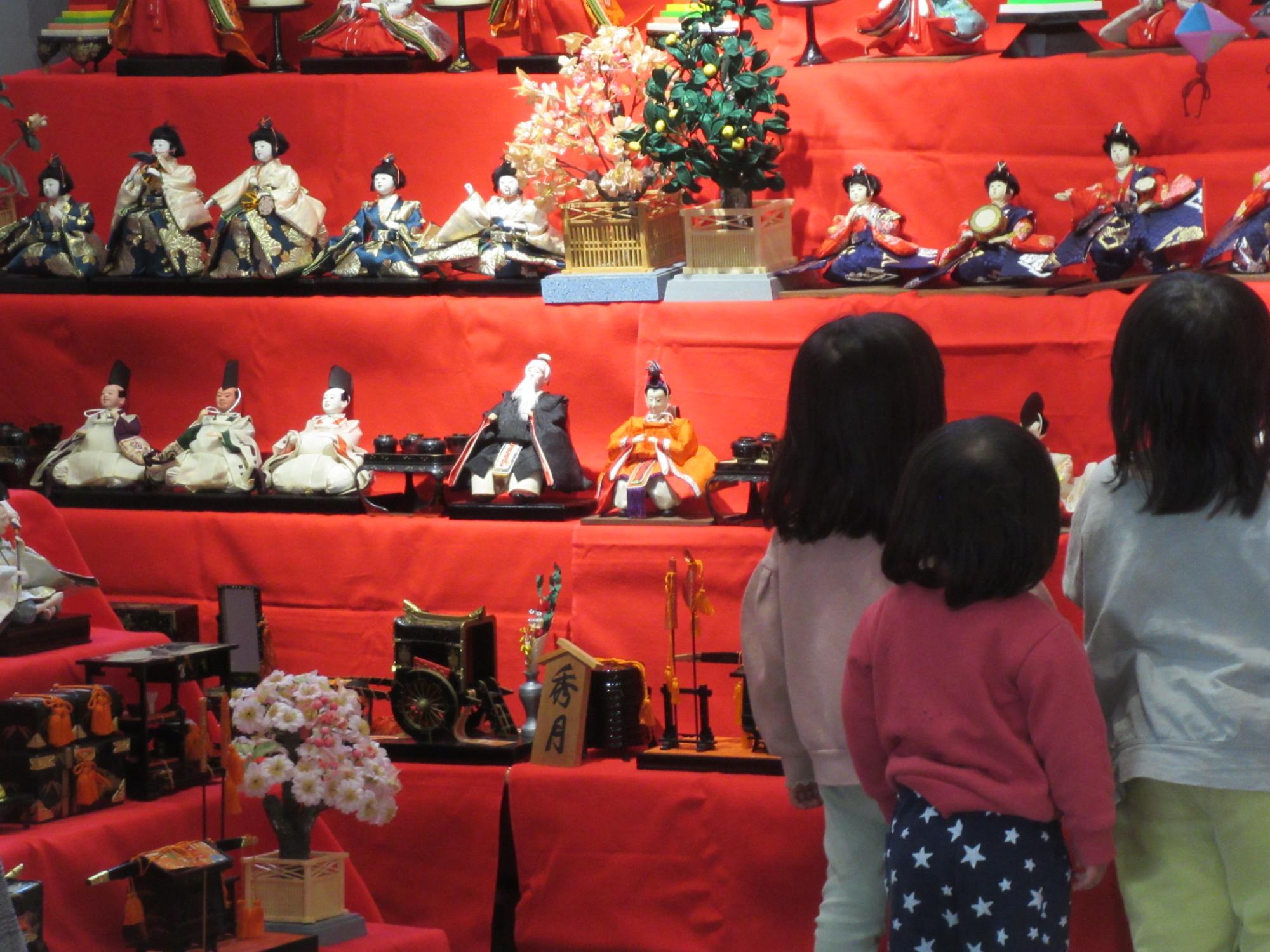 ひな人形をみる