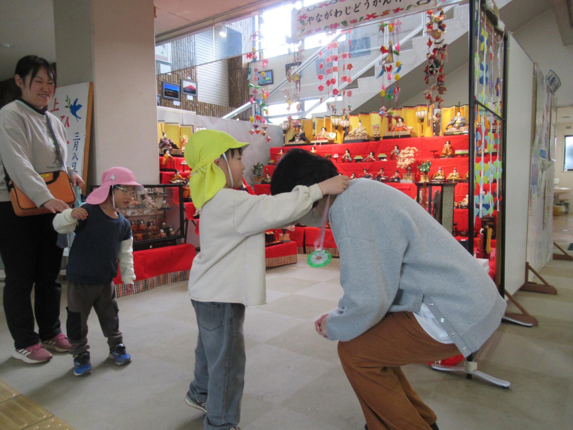 上幼稚園児によるメダル贈呈