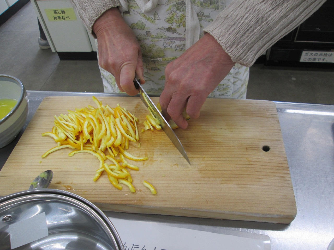 まな板の上で夏みかんの皮を細かく切っている手元の写真