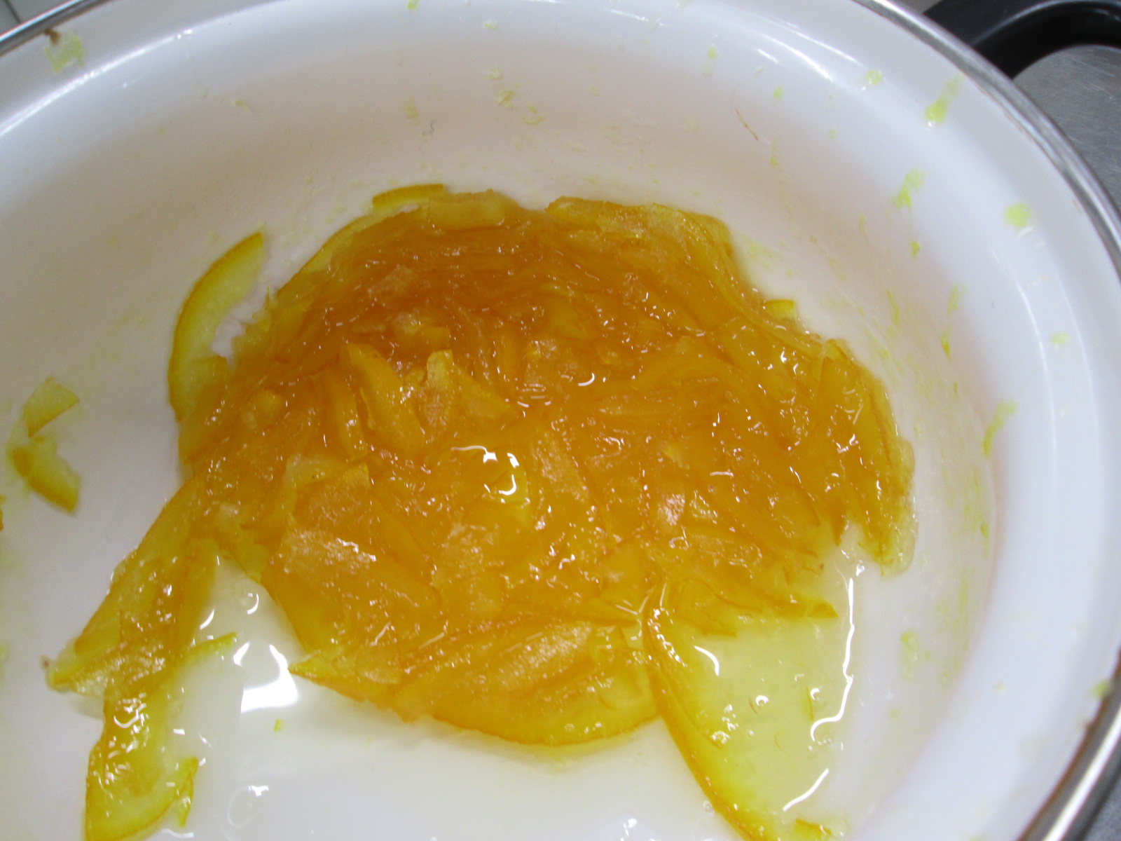 鍋の中にオレンジ色のマーマレードが入っている様子の写真