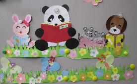 中央にはパンダ、左にはウサギ、右にはイヌと二匹のネズミが皆本を読んでいる様子が、花々や蝶々のモチーフと共に切り絵で表現された楽しい雰囲気の壁面装飾の写真