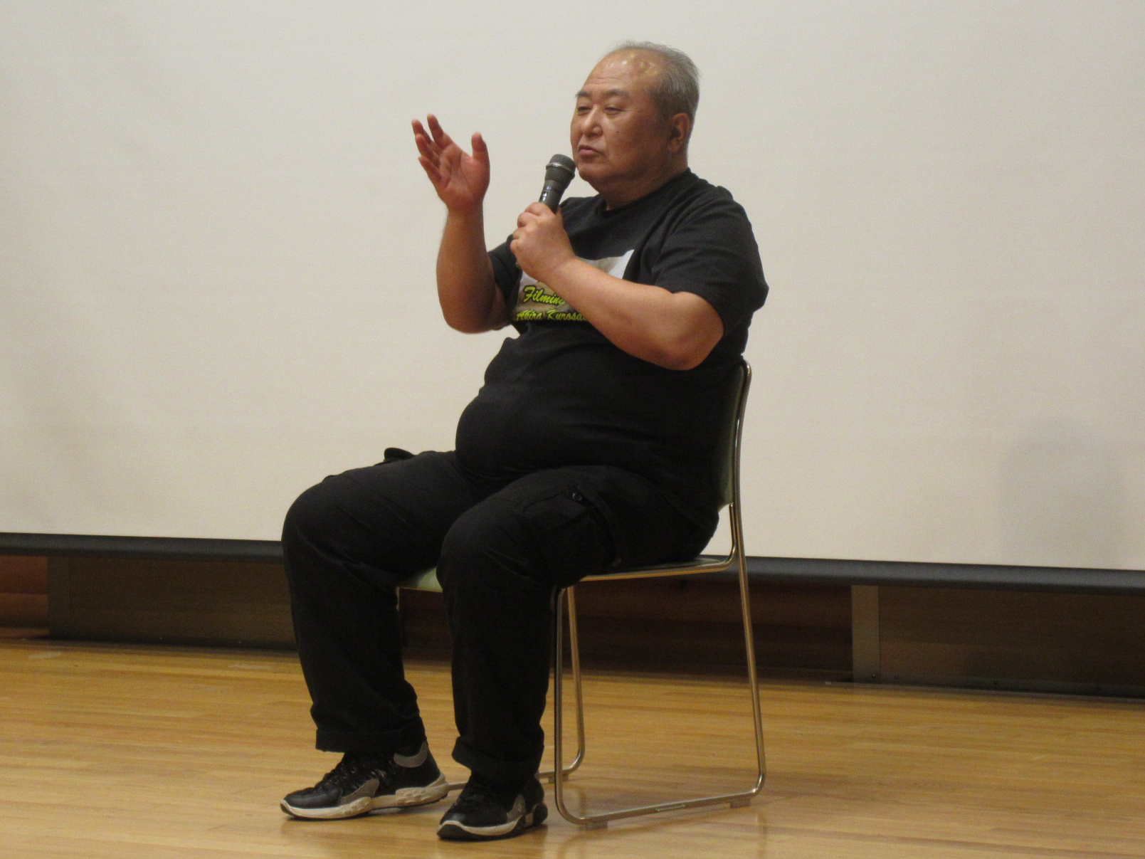 河村監督が話をする様子