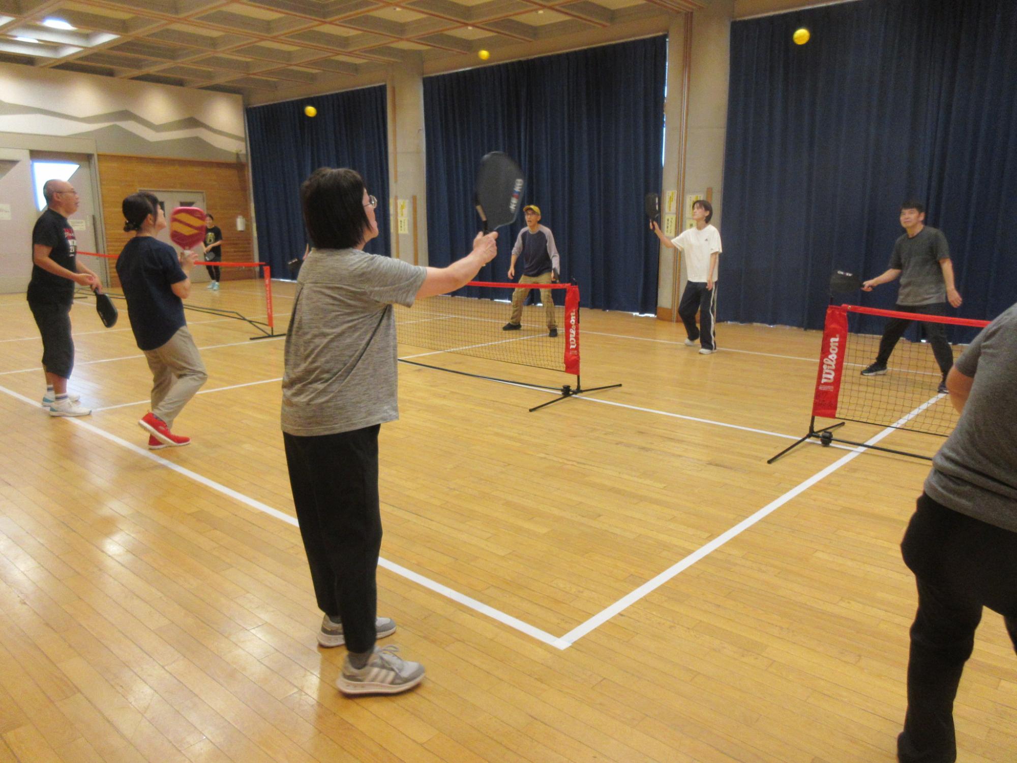 ピックルボールを楽しむ参加者
