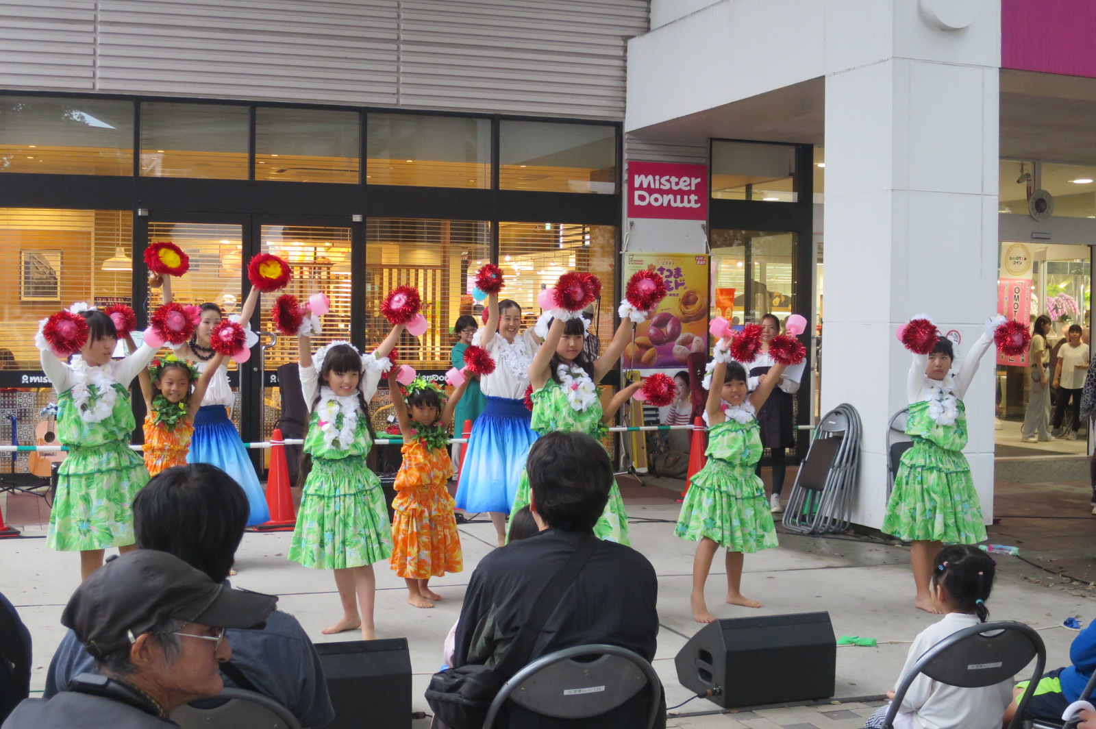 フラダンスを踊る子ども達