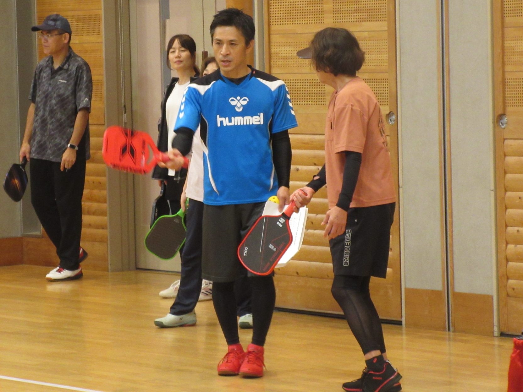 参加者の指導をする講師