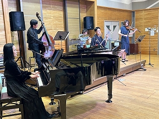 演奏者全景の画像