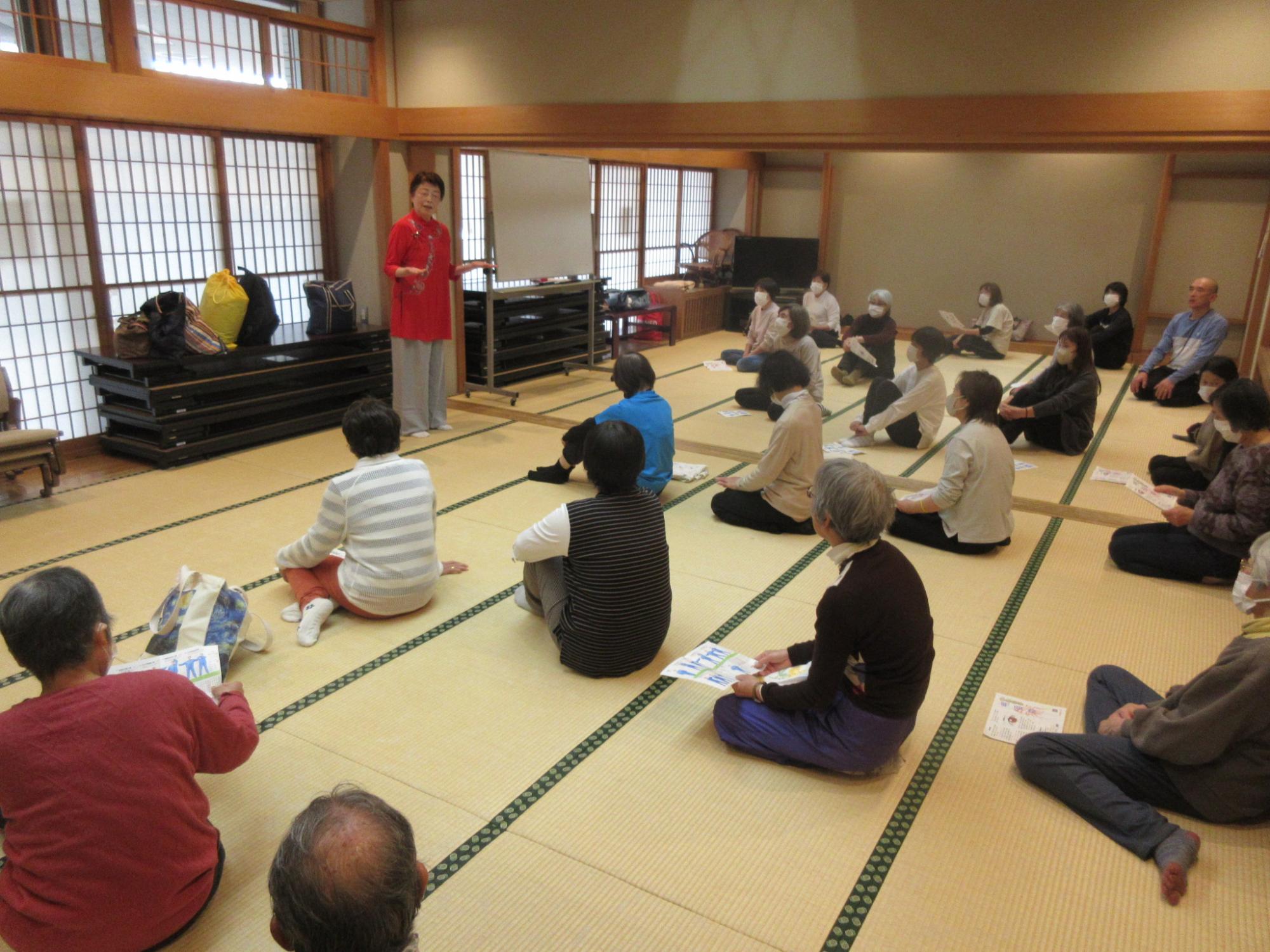 講師が参加者に話をする様子