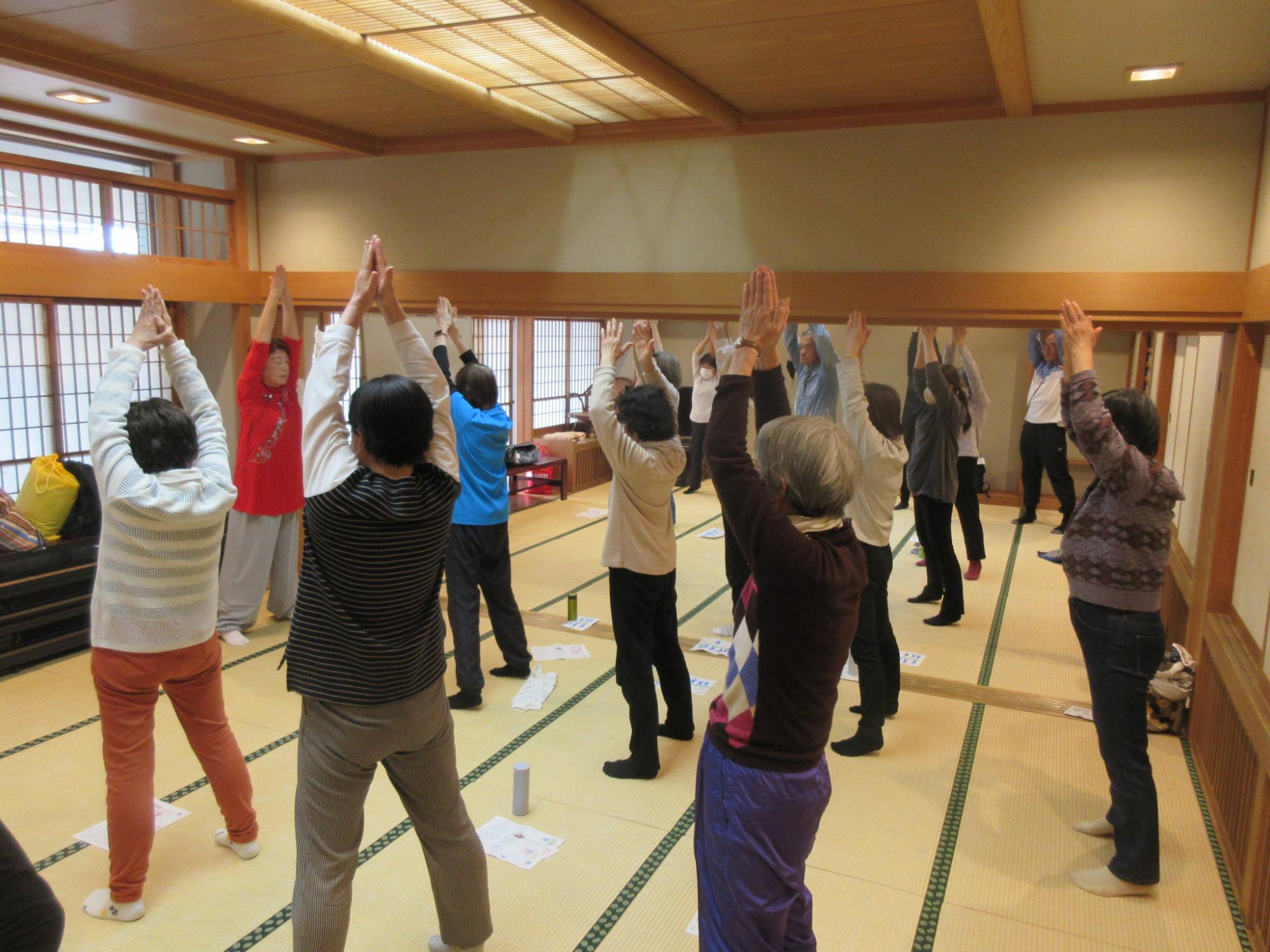 気功の動きを学ぶ様子