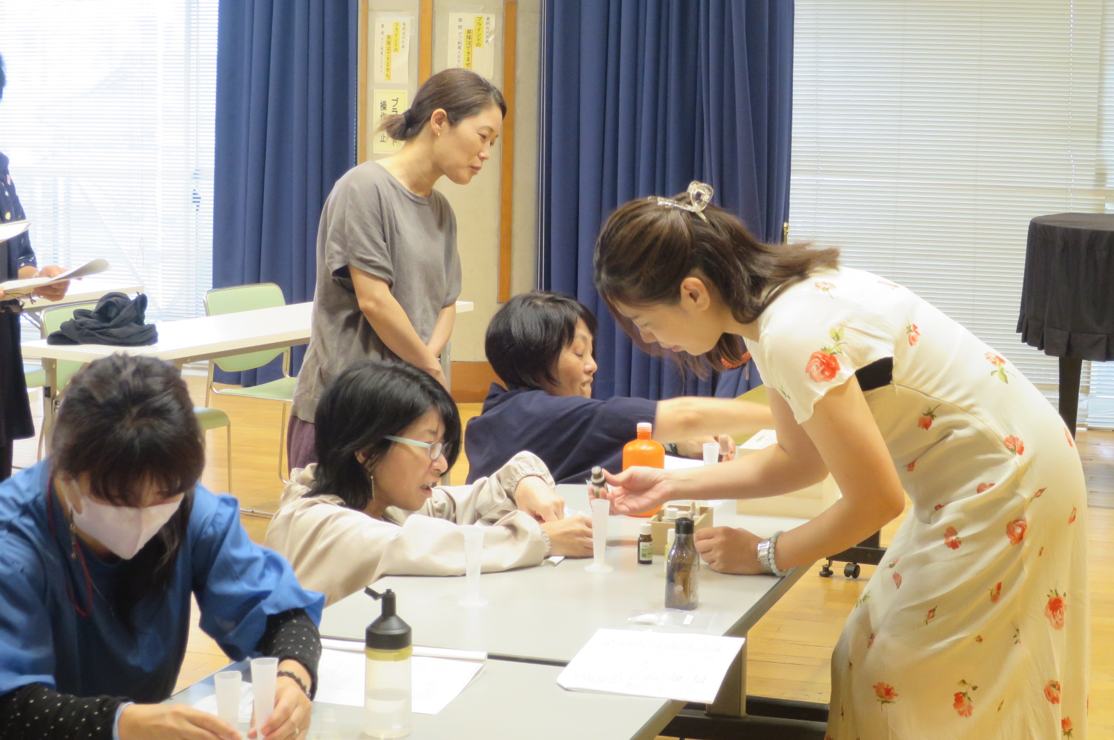 講師と生徒がアロマオイルを作成する様子
