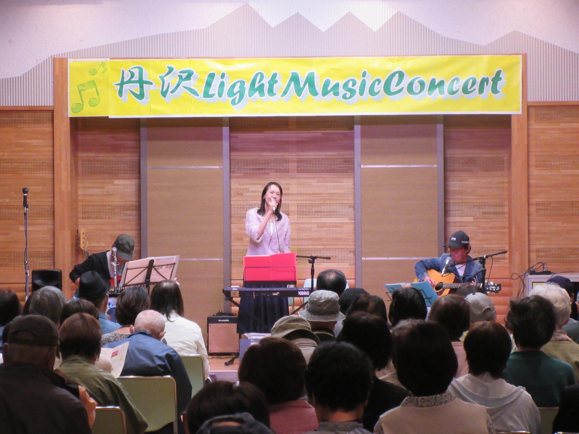 昭和旅行の演奏風景