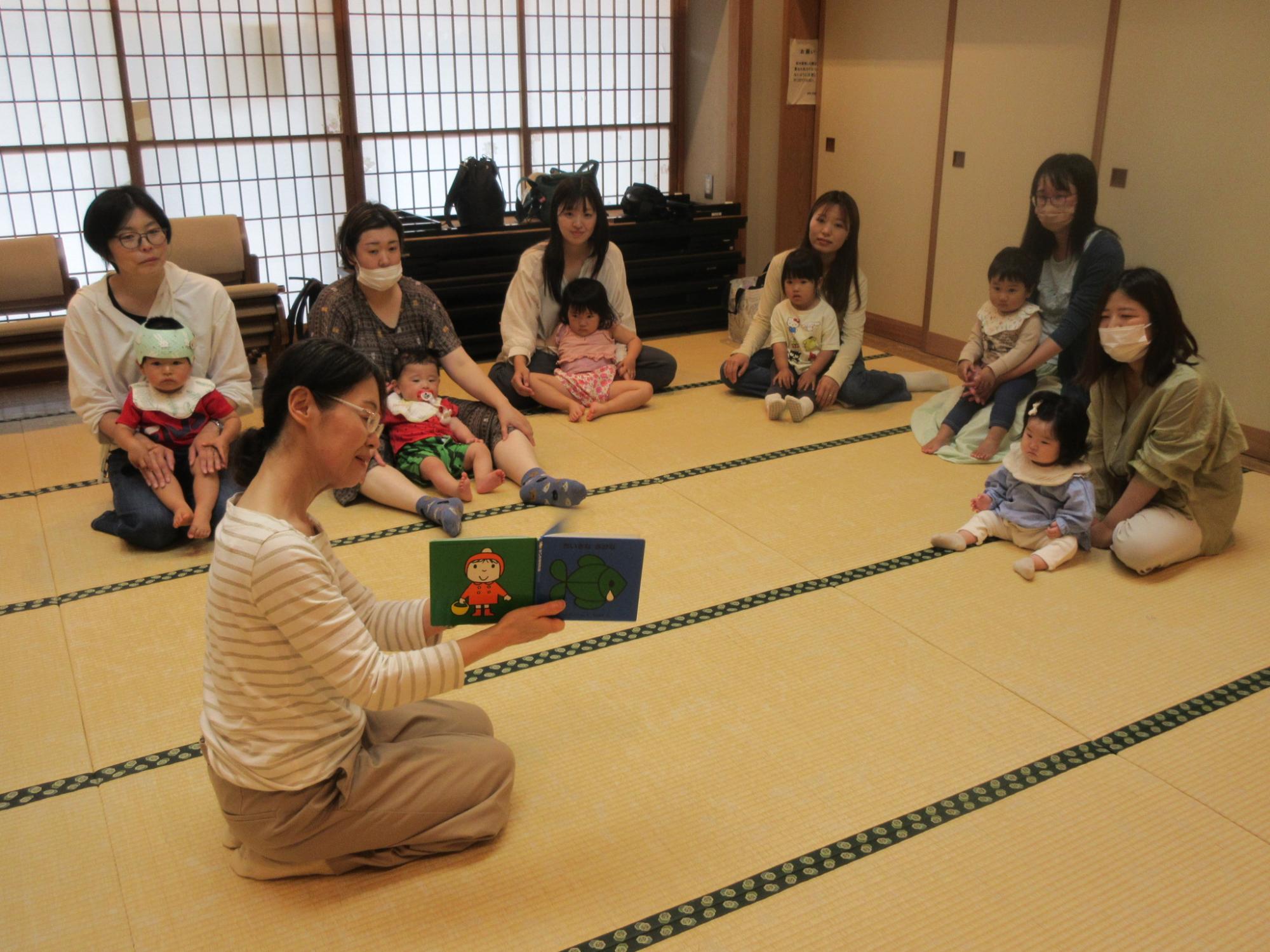 親子が絵本を読んでもらう様子
