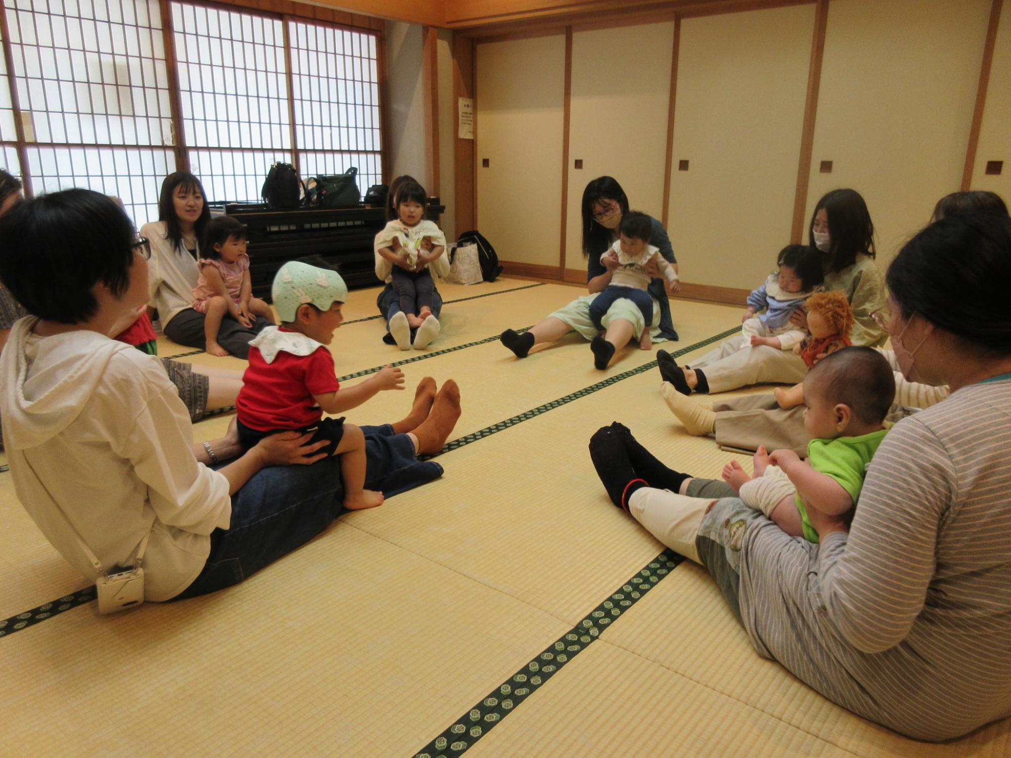 わらべ歌を楽しむ参加者