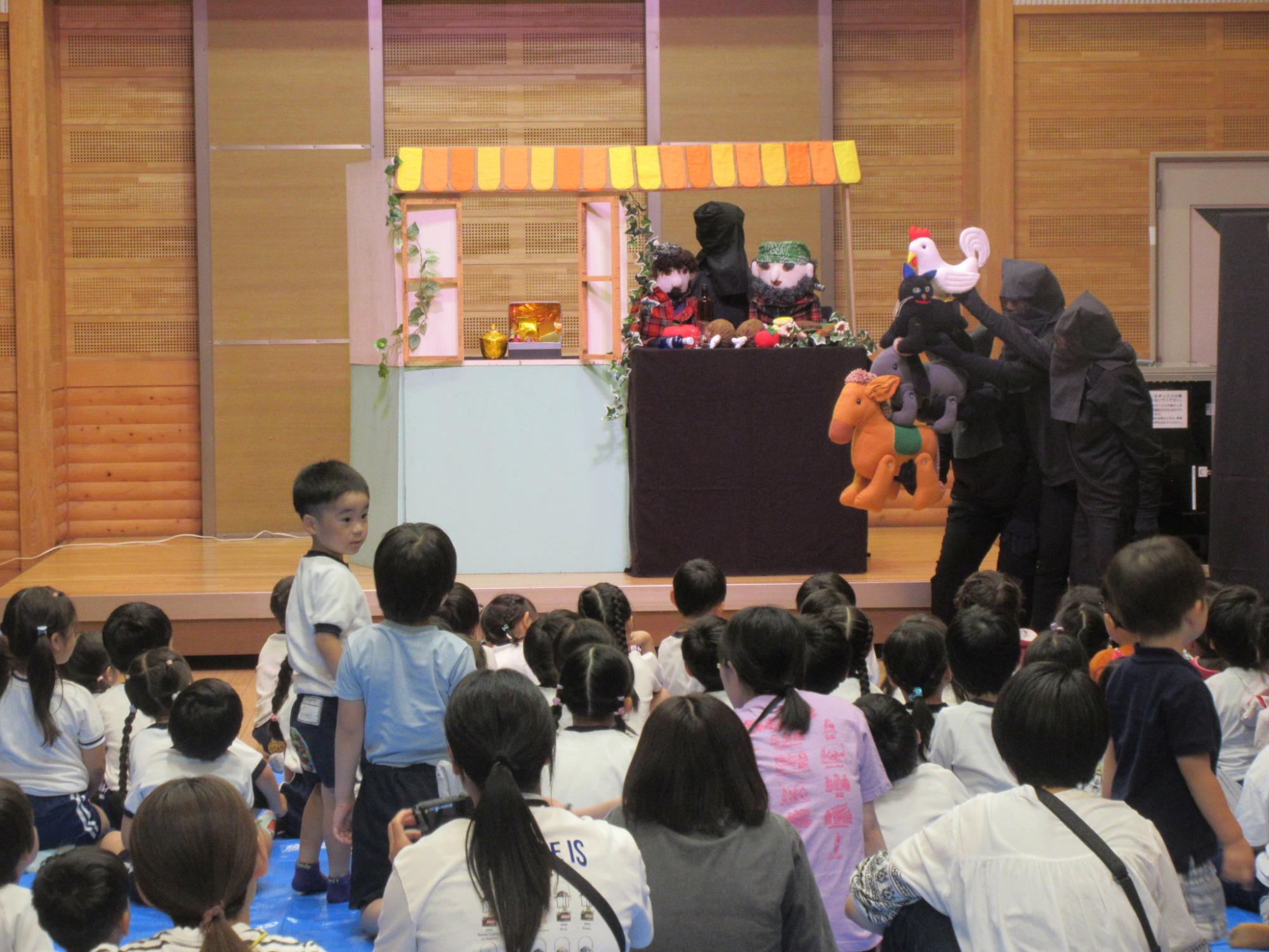 子どもたちが人形劇を楽しむ様子