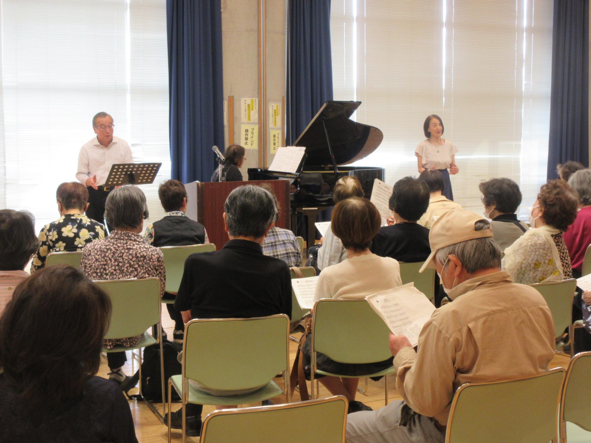 参加者がゲストの歌声に聞き入る様子