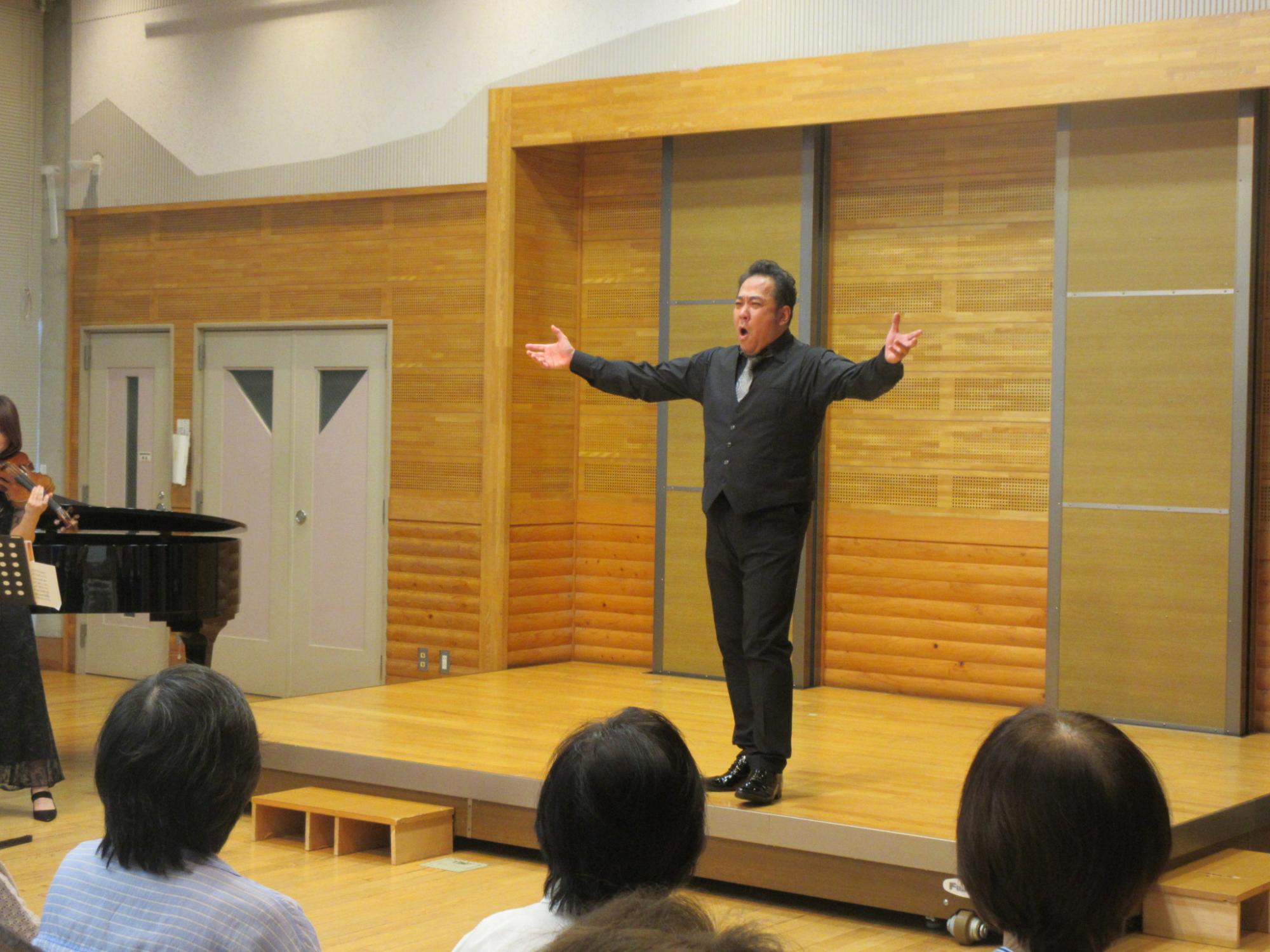 男性オペラ歌手が歌う様子