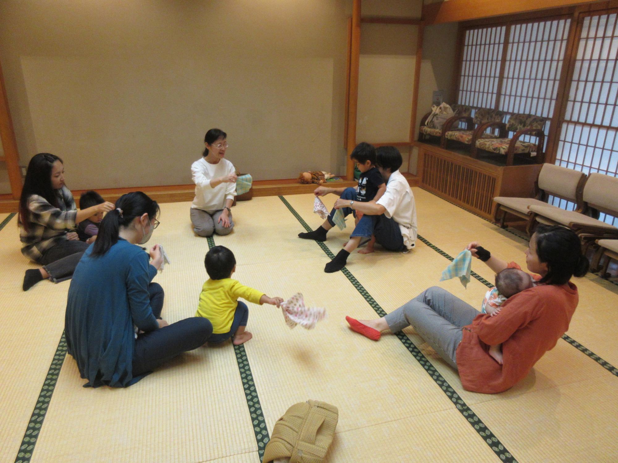 親子がハンカチ遊びをする様子