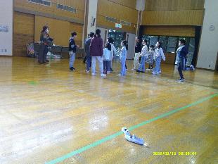 お別れ会でゲームを楽しむ子供たちの写真