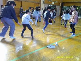 ゲームで楽しむ子供たちの写真