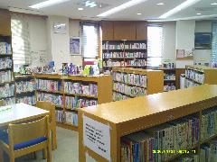 図書室の中央付近の書棚の写真