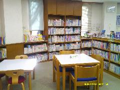 図書室の壁面書棚の写真