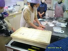 パン生地を伸ばしている写真