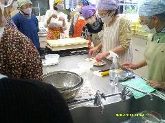 パン作りを指導する先生の写真