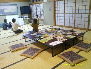 親子による絵本の読み聞かせ会の写真