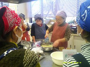 ラム酒たっぷりのケーキを指導している写真