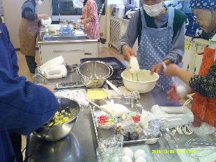 ケーキを作っている写真