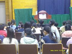 クリスマス会で催された人形劇をみる子供たちの写真