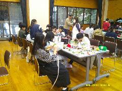 クリスマス会でリースを作っている写真